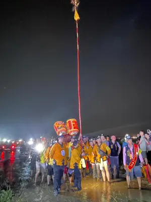▲進香隊伍的頭旗抵達濁水溪北岸。（圖／彰化市公所提供，2024.03.30）