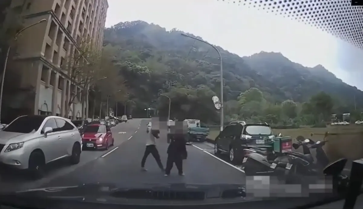 ▲連姓男子不甘與女方分手，本月27日，持菜刀限制女方行動自由，警方獲報後趕抵，女警將連男手中菜刀奪下，並噴灑辣椒水將其制伏，訊後移送法辦。（圖／翻攝畫面）