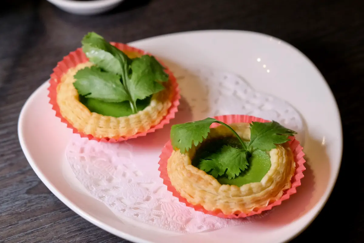 ▲高雄悅品中餐廳推出香菜季，多道港式點心與大菜都融入香菜元素，最衝擊性菜色屬香菜蛋塔，將於明天愚人節正式開賣。（圖／記者葉盛耀攝）