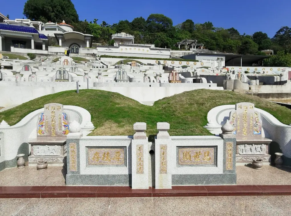 ▲掃墓最好挑在早上5點後下午3點前，因為這個時間陽氣已逐漸消退，陰氣逐漸增長，容易招惹陰靈纏身或騷擾。（圖／命理專家楊登嵙提供）