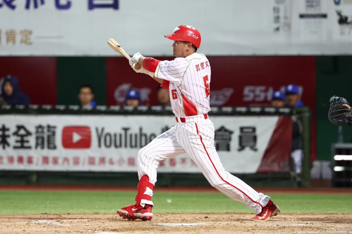 ▲中職開幕戰在大巨蛋開打，味全龍郭嚴文先發五棒、鎮守一壘，對戰老東家樂天桃猿。（圖／味全龍提供）