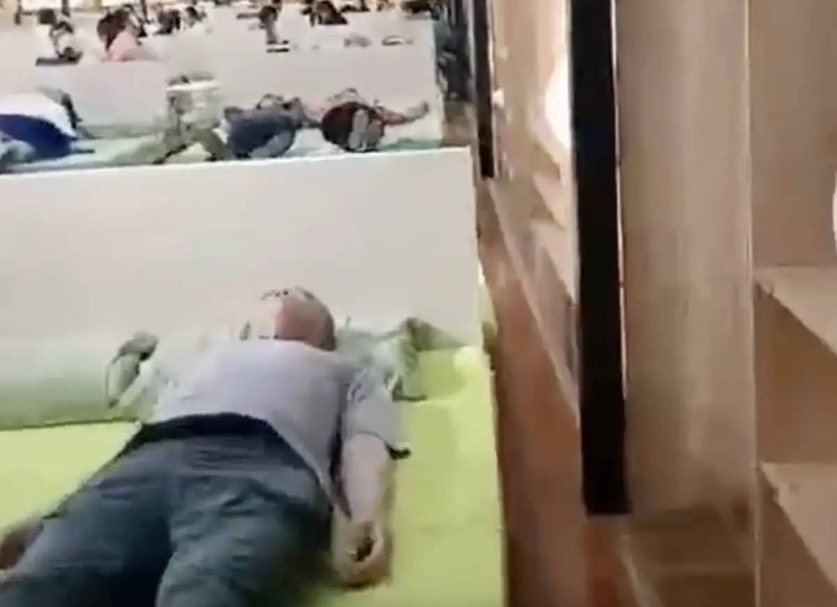 ▲中國雲南一個37人旅行團被導遊帶到當地乳膠床店，一群人被關在店內強迫消費，眾人為了抵制導遊惡劣行徑，索性現場直接「躺床開睡」。（圖／翻攝自微博）