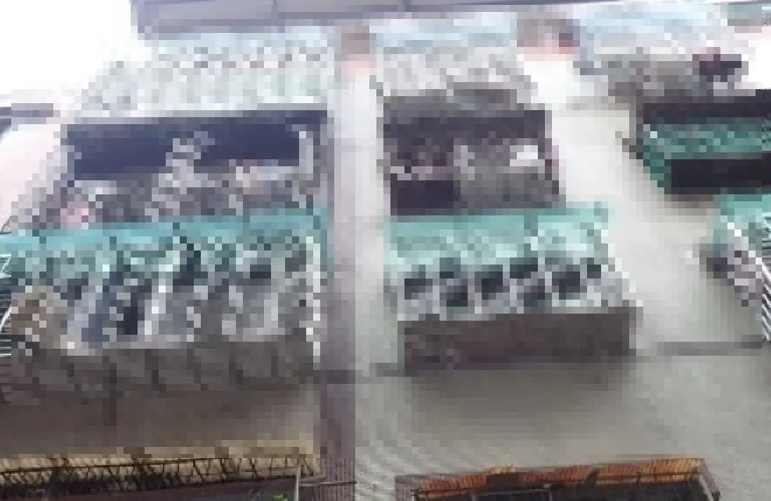 ▲新北市三重區仁愛街一處民宅，今（30）日清晨5時許傳出一起墜樓意外。（圖／翻攝畫面）