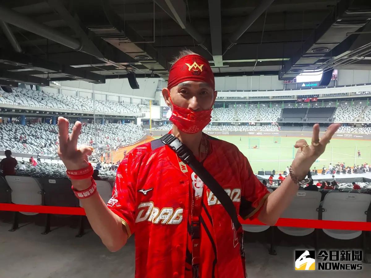 ▲味全龍資深球迷龍爸現身味全龍開幕戰，受訪稱不用再怕下雨，曾經歷「我們要巨蛋」事件感觸深。（圖／記者林之越攝）