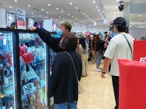 ▲除了舊衣服回收外,也提供各種類型的海外全新貨或是二手商品,包括精品、衣物、鞋子、包包、配件等。(圖/大立百貨提供) ▲除了舊衣服回收外,也提供各種類型的海外全新貨或是二手商品,包括精品、衣物、鞋子、包包、配件等。(圖/大立百貨提供)
