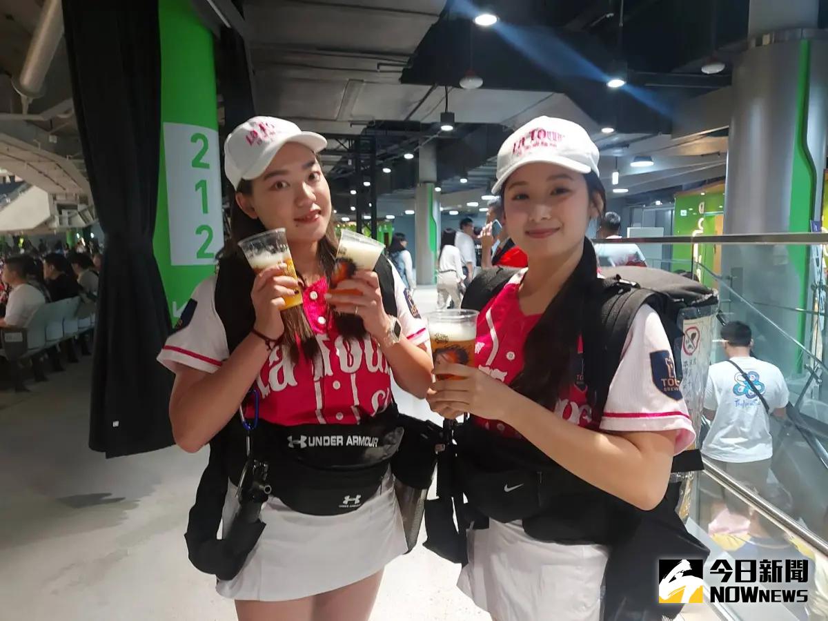 ▲中職開幕戰驚見啤酒妹身影！揹起17公斤啤酒桶，穿梭大巨蛋觀眾席。（圖／記者林之越攝）