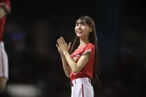 ▲林襄、李多慧首度在大巨蛋幫味全龍應援。(圖/記者陳明中攝影) ▲林襄、李多慧首度在大巨蛋幫味全龍應援。(圖/記者陳明中攝影)