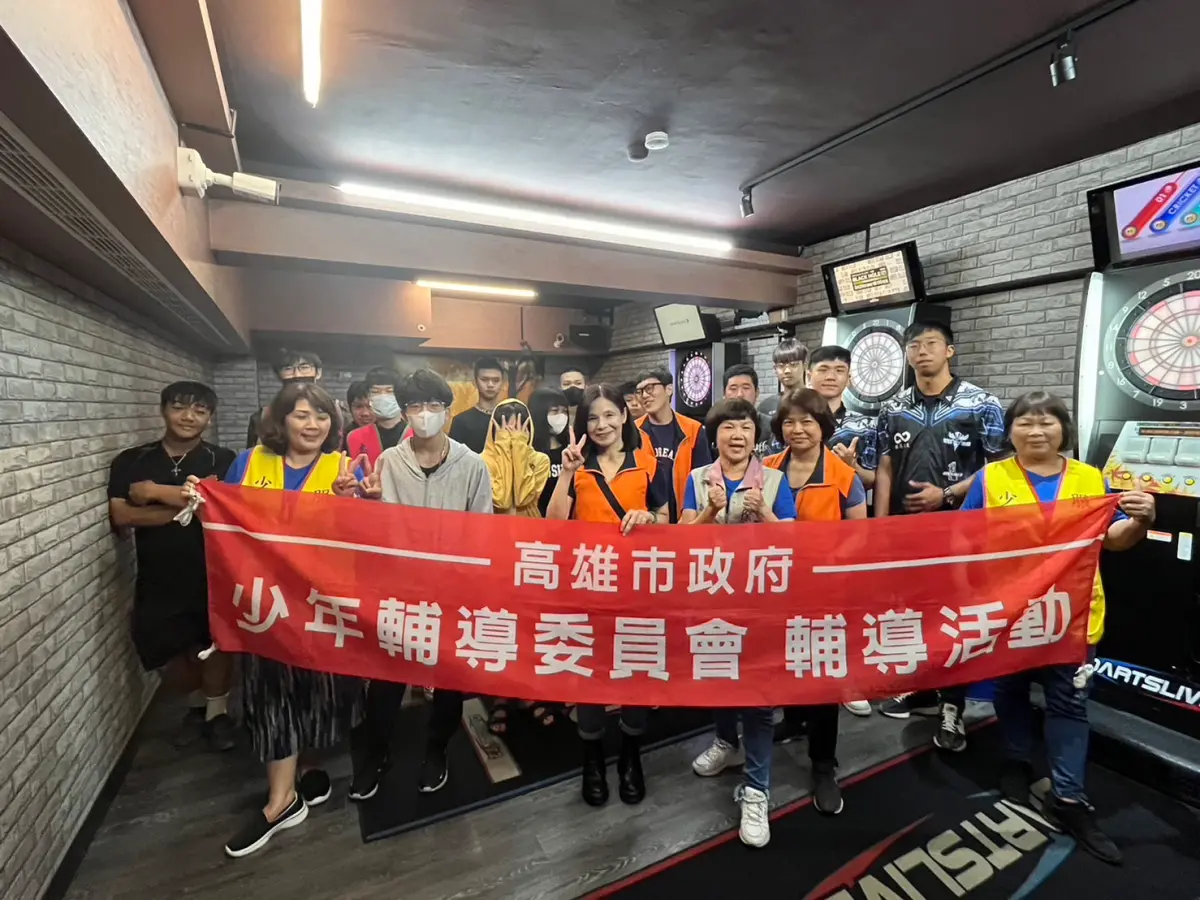 ▲高市警局少年警察隊及少年輔導委員會今天假高雄市前鎮區鏢靶治療共同辦理「鏢新立異」團輔活動。（圖／高市府少年隊提供）