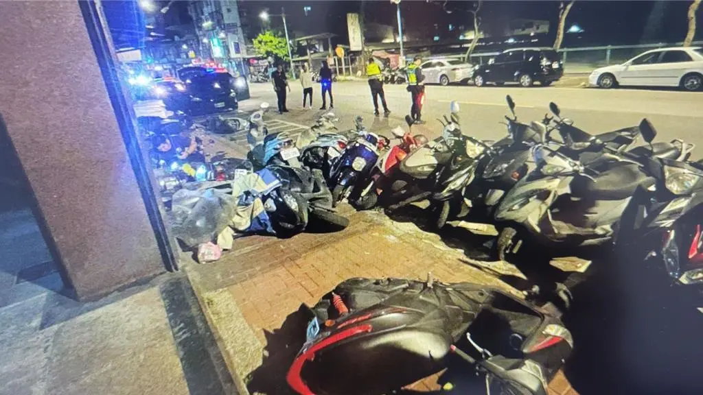 ▲陳男開車行經明德路一段時，失控衝撞路邊機車。（圖／翻攝畫面）