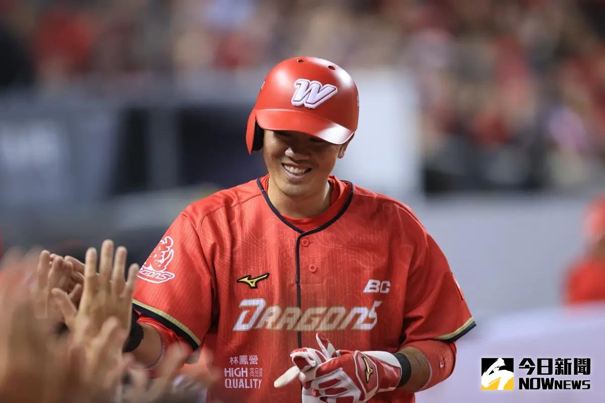 ▲中職開幕戰，味全龍郭嚴文敲出首安。（圖／記者陳明中攝）