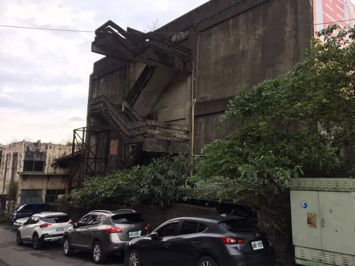 ▲基隆市暖暖區一處廢棄冷凍廠房今天發生氨氣外洩事件。（圖／翻攝畫面）