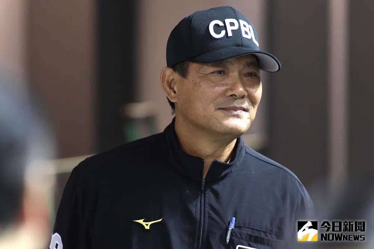 ▲中職裁判蘇建文退休，球迷為他鼓掌。（圖／吳政紘攝）