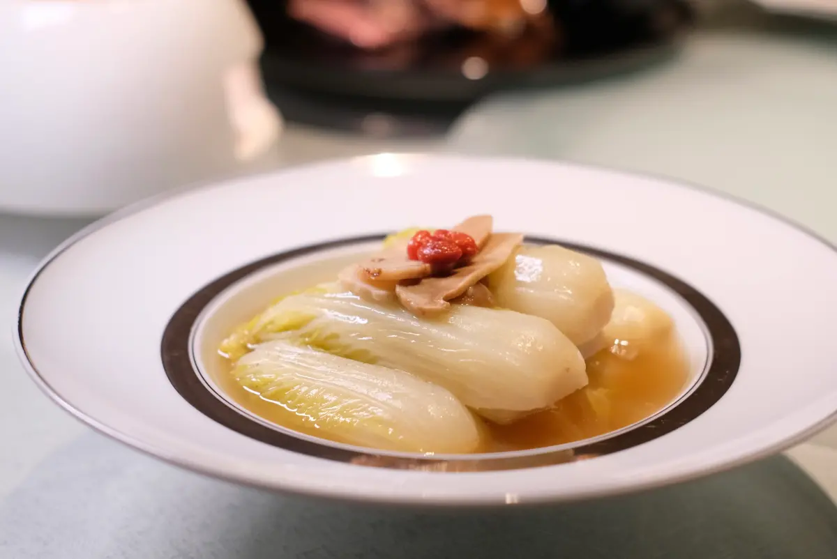 ▲開水白菜看似寡淡，其實湯鮮味濃，此菜由來相傳與慈禧太后有關。（圖／記者葉盛耀攝）