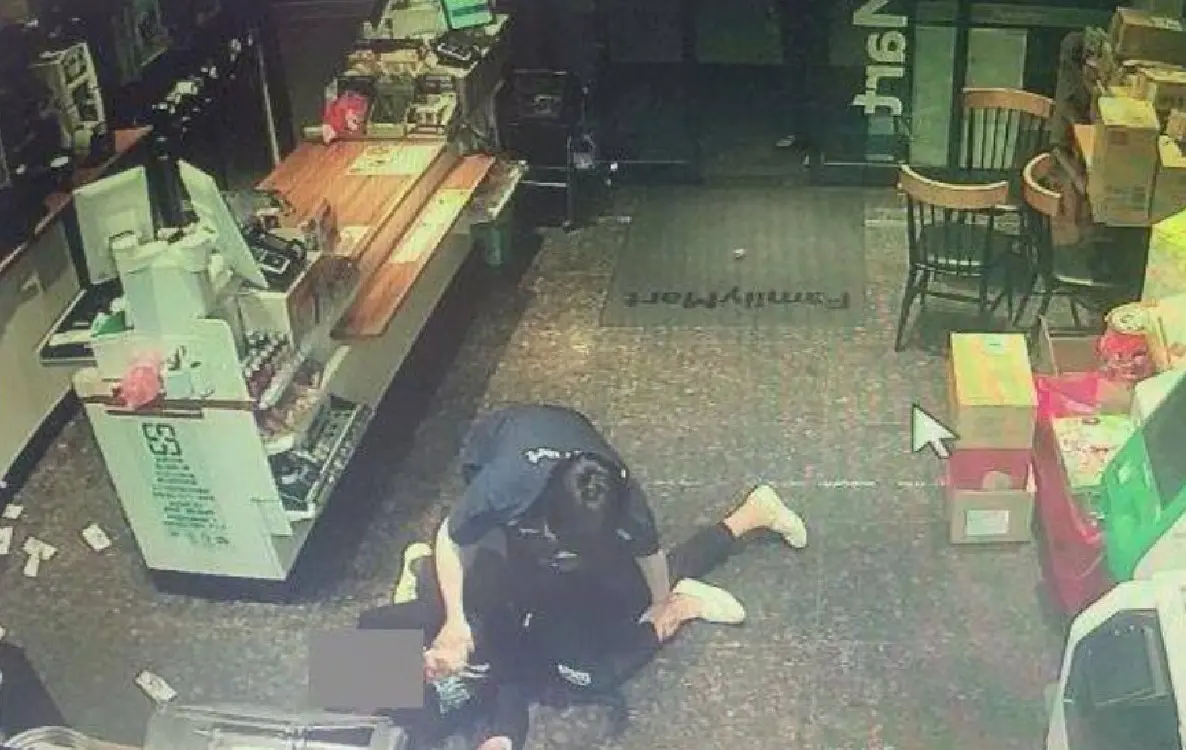 ▲30日晚間，金門發生首宗超商搶案！年約50多歲的劉姓男子搶走約5000多元，並與店員發生扭打拉扯，之後往路旁草叢摸黑逃逸。（圖／翻攝畫面）