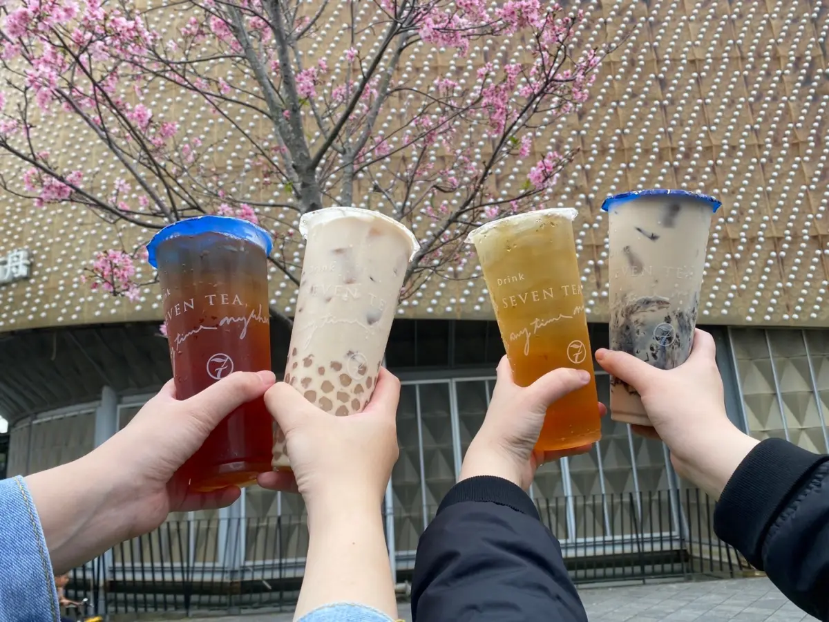 ▲430國際珍奶日National Bubble Tea Day，星巴克、七盞茶、翰林茶館都有「買一送一」爽喝半價優惠；CoCo都可珍珠奶茶「第二杯10元」好康一次整理。（圖／七盞茶提供）