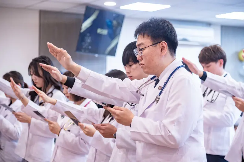 ▲清華大學首屆醫學生披上白袍。（圖／清大提供）
