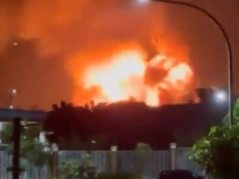 ▲▲印尼首都雅加達郊外一個彈藥庫30日發生爆炸，從遠方都可看見橘紅色火焰炸裂。（圖／翻攝自X）