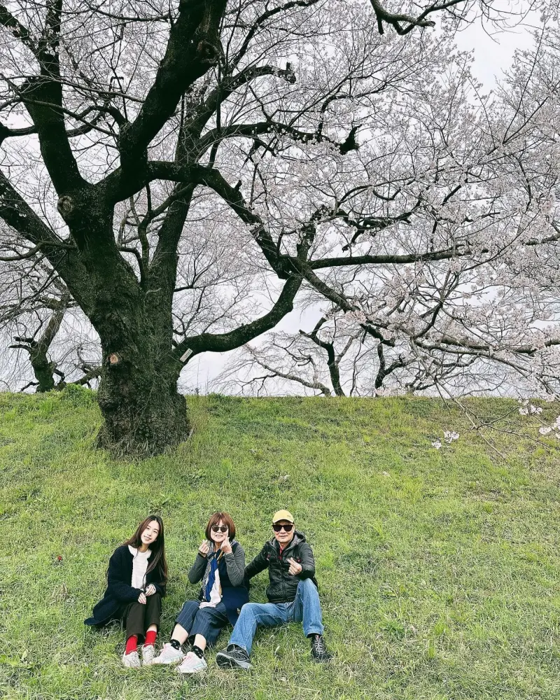▲Hebe（左）和爸媽一起到日本禪修。（圖／Hebe FB）