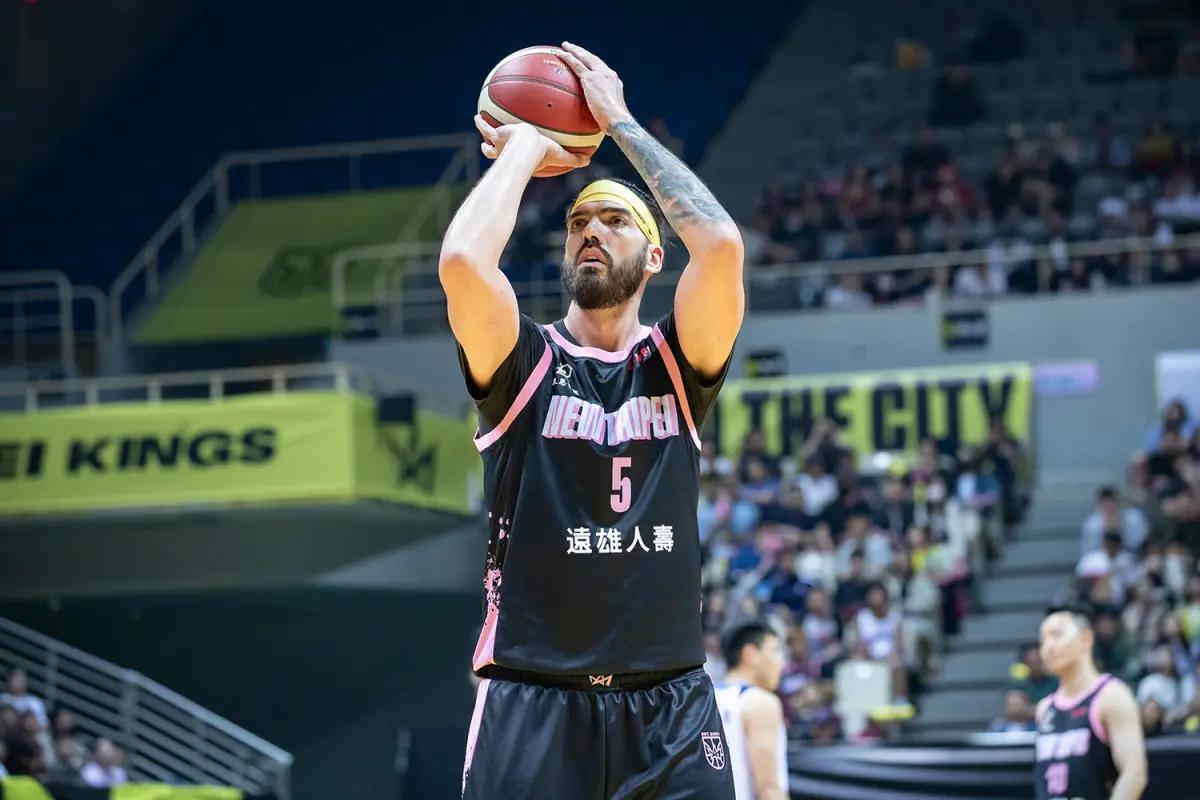 ▲新北國王洋將牧倫斯不顧隊友情誼，當場情緒失控，脫球衣離場，重傷新北國王團隊氛圍和化學反應，顯示球隊在球員管理上出現問題。（圖／PLG提供）