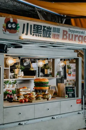 街頭餐車打造的小黑碳鐵板漢堡，有如美式餐廳出爐的美味。（圖／翻攝自小黑碳鐵板漢堡FB）