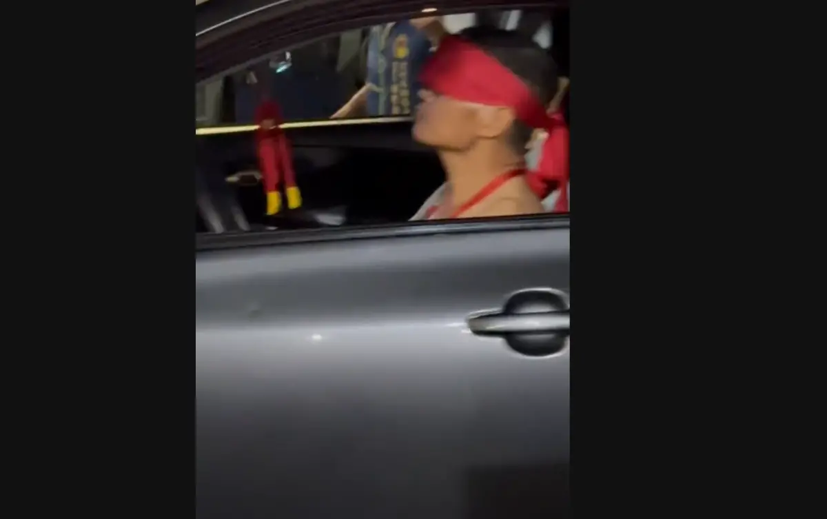 ▲彰化縣花壇鄉省道台一線，昨（30）日一名乩童用「紅布矇眼」開車，沿路行駛約300公尺，最終還順利安全停車，現場圍觀眾人歡呼「神蹟」。（圖／翻攝畫面）