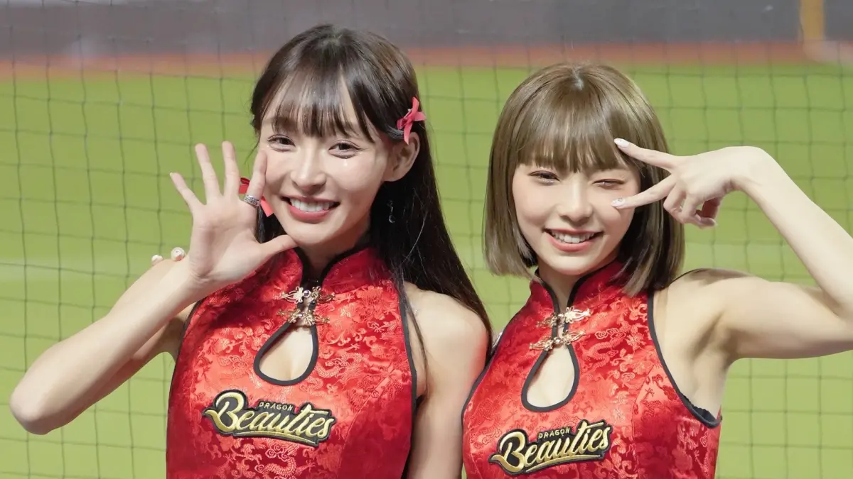 ▲小龍女副隊長霖霖（右）曝光林襄（左）在休息室打瞌睡的畫面，林襄醒來後表示：「真的太早了！」（圖／翻攝自林襄IG）