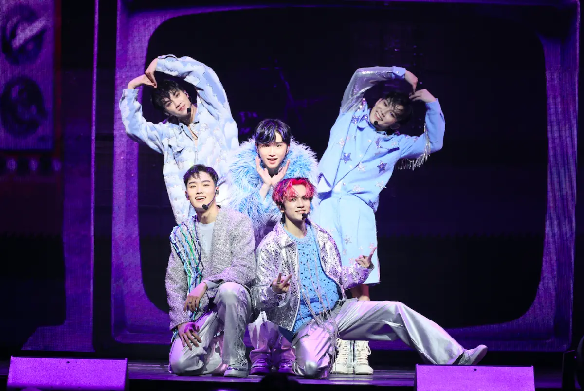 ▲AcQUA源少年由李秉諭（後排左起）、黃莑茗、林毓家、須弘道、盧佾暘組成，他們在北流開唱。（圖／寬宏藝術提供）