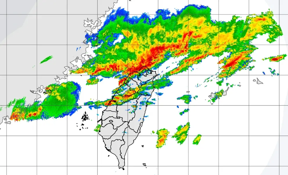 ▲受鋒面、對流發展旺盛影響，氣象署持續發布「大雨特報」和「大雷雨即時訊息」。（圖／記者葉政勳攝）