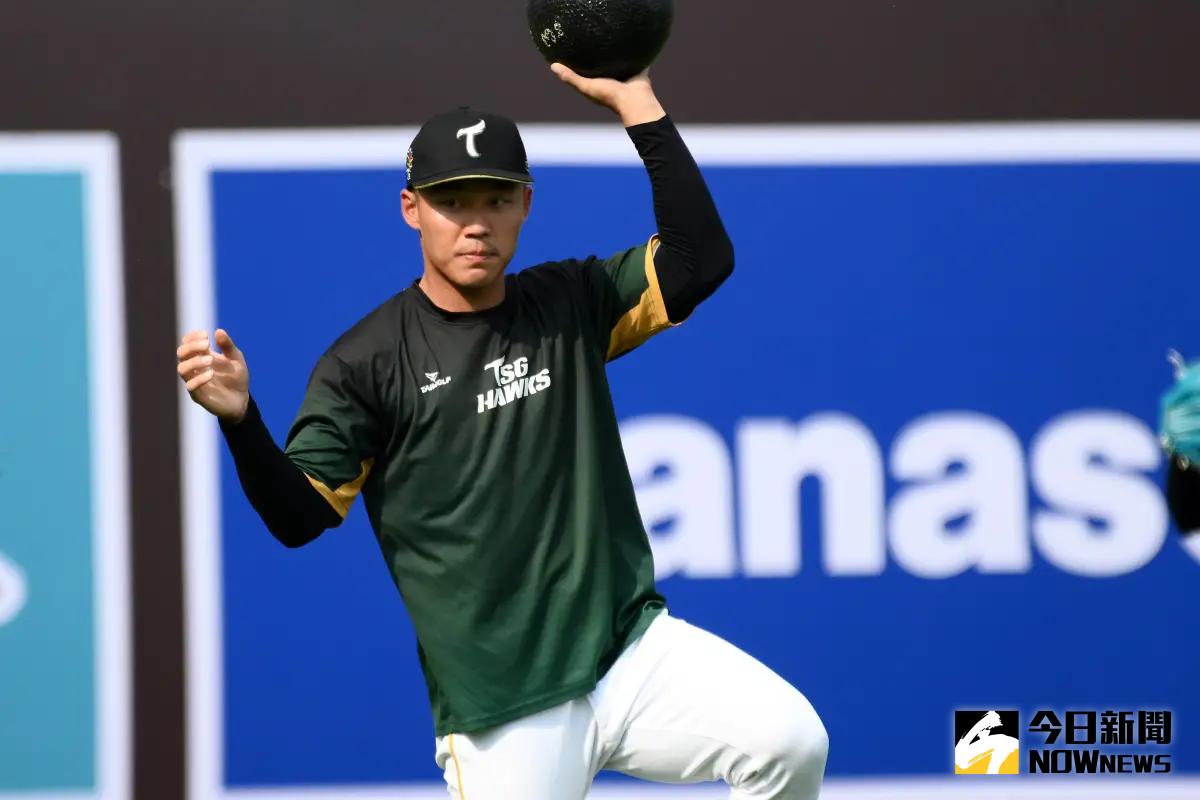 ▲中職台鋼雄鷹首戰對樂天桃猿，圖為王柏融。（圖／林柏年攝）