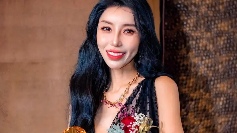 ▲模特兒林雲生吃海鮮造成腋下淋巴腺發炎，情況一度危急。（圖／翻攝自林雲IG）