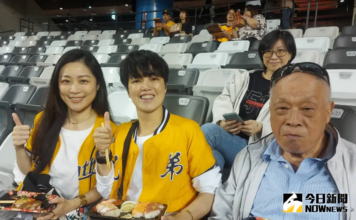 ▲張姓小姐全家人都是中信兄弟球迷，回憶以前龍象大戰更刺激，對輸球亂丟東西最印象深刻。（圖／記者林之越攝）
