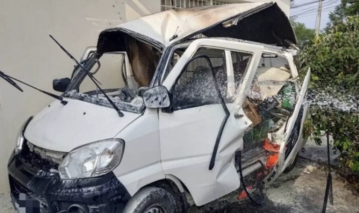 ▲新竹一名劉姓劉姓駕駛在車上隨手點菸，豈料車內擺放的瓦斯已發生洩漏，下秒瞬間點燃爆炸爆炸，劉男全身二度燒燙傷約50%。（圖／翻攝畫面）