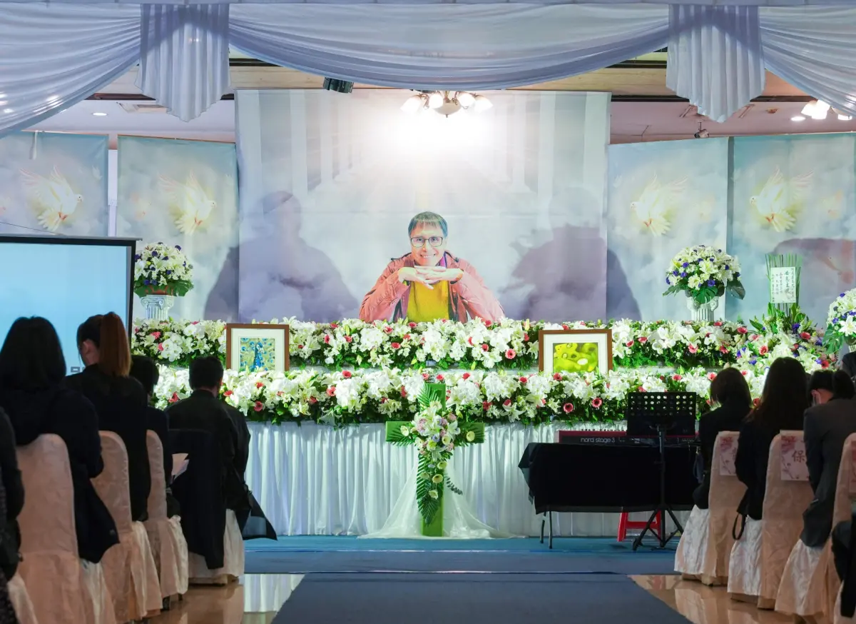 ▲何厚華因鼻咽癌病逝，巫啟賢、潘越雲等人現身告別式，前來送好友最後一程。（圖／金點唱片提供）