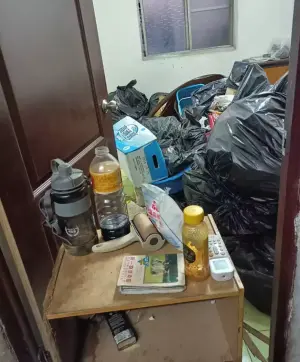 ▲屋內都是租客留下的垃圾山。（圖／取自左營楠梓人社團）