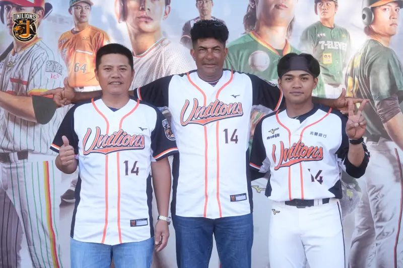 ▲統一獅傳奇球星賀亮德現身台南棒球場，與吳佳榮、邱智呈一起接受表揚。（圖／統一獅提供）