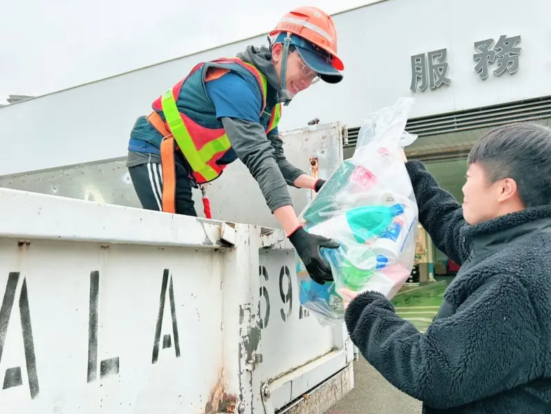 ▲ 新北市環保局提醒，使用透明塑膠袋盛裝回收物，以避免看不清內容物。（圖／新北市環保局提供）