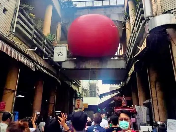 ▲ 紅球計畫將在台南巡迴10個點，日前還將巨大紅球放置到台南永樂市場，引起不少網友討論起永樂市場這棟老建築。（圖／翻攝爆料公社）