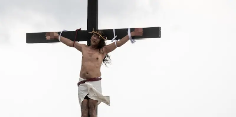 ▲一名菲律賓男子聲稱透過「被釘十字架」能獲得好運，因此他35年以來每年都自願受苦刑。（圖／翻攝自臉書）