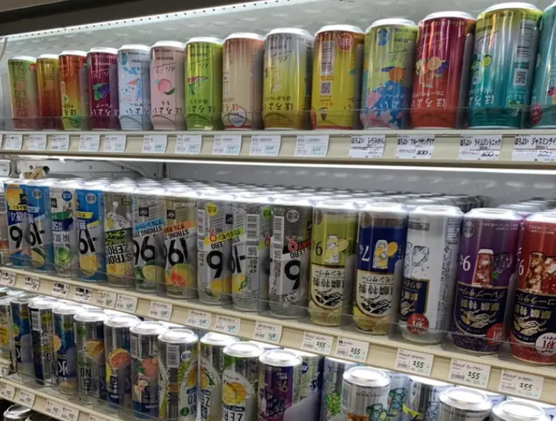 ▲日本一名網友發現，家裡附近的超市都會將飲料倒放，整排看過去畫面相當壯觀，讓他相當好奇背後目的。（圖／翻攝自X）