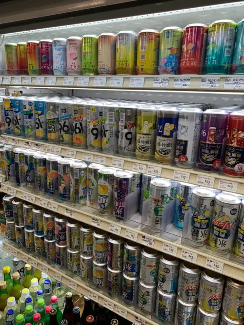 ▲日本一名網友發現，家裡附近的超市都會將飲料倒放，整排看過去畫面相當壯觀。（圖／翻攝自X）