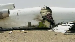 ▲波音一架727-200大型貨機，昨（31）日在降落南蘇丹的馬拉卡勒機場時，整架飛機衝出跑道，造成飛機傾覆，且還撞上跑道旁上月墜毀的飛機殘骸，機身當場斷成兩截，幸好沒有人員喪命。（圖／翻攝自@JacdecNew的X）