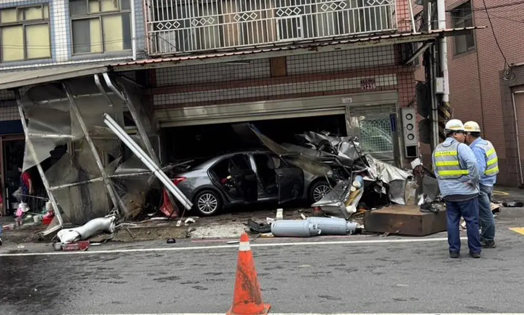 ▲黃男疑為撿手機，失控衝進路邊小吃店內。（圖／翻攝畫面）