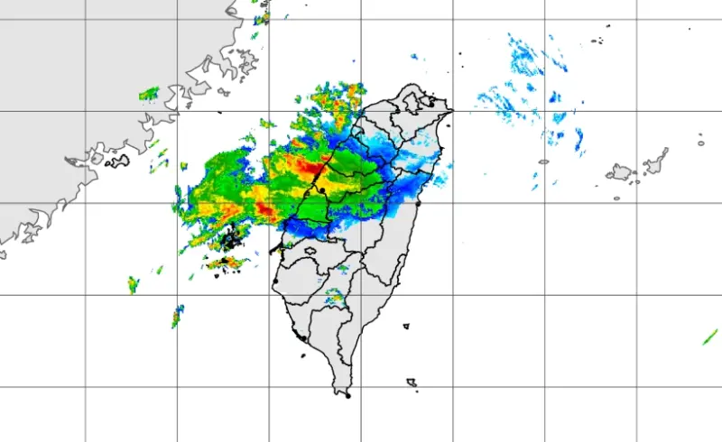 ▲受鋒面、對流發展影響，今日持續有大雷雨出現，民眾外出務必特別留意強風、雷擊。（圖／翻攝中央氣象署官網）