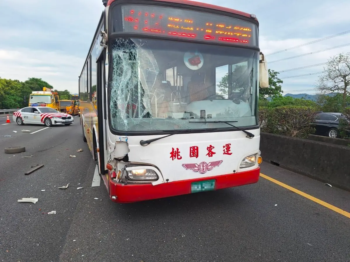 ▲國道3號南下56.5K處、大溪路段，今（1）日下午2時許發生一起連環車禍。（圖／翻攝畫面）