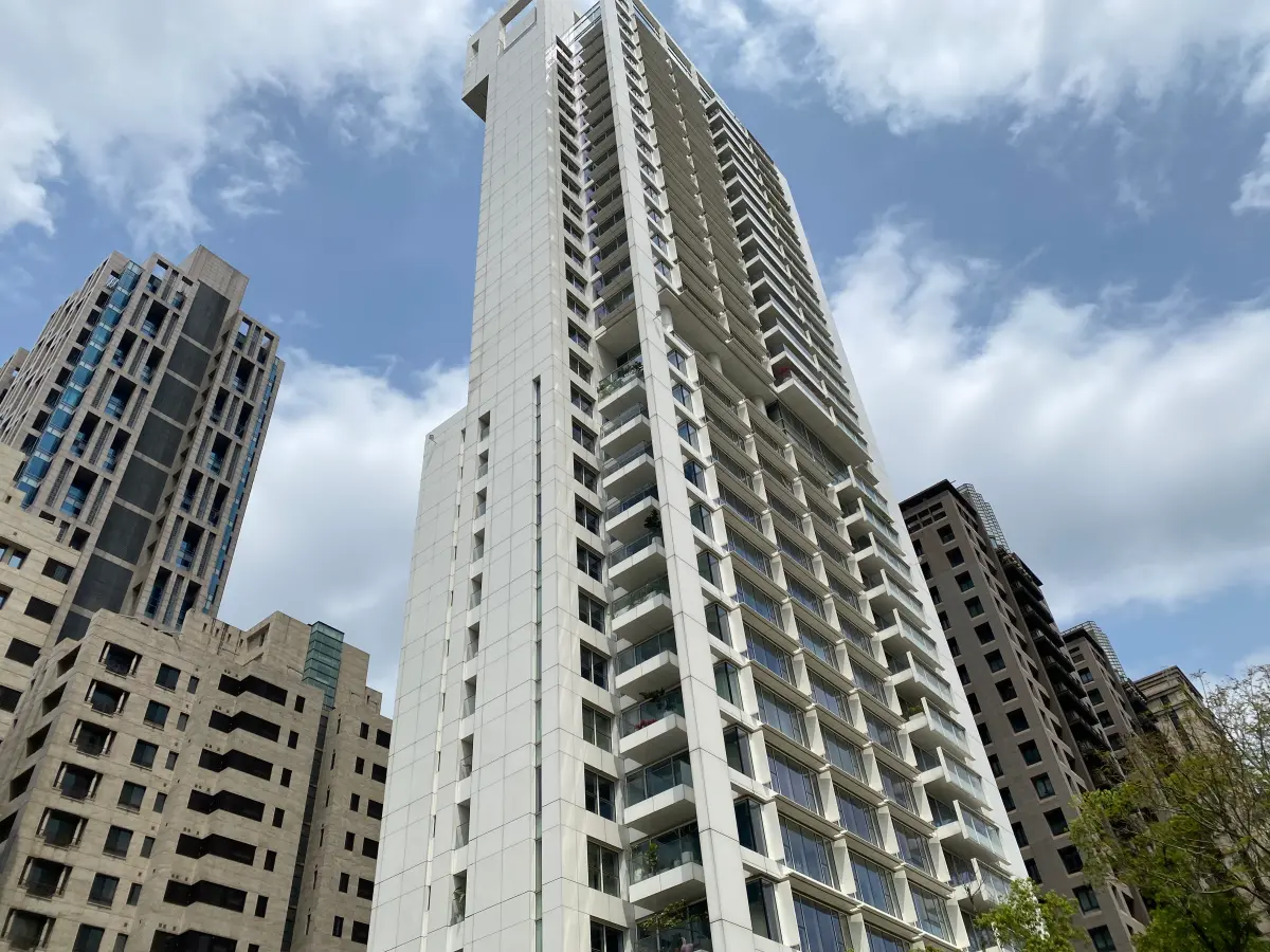 ▲財政部豪宅稅新增「單價門檻」，你家會變豪宅嗎？新豪宅稅懶人包速懂。圖為台北信義區豪宅「琢白」。（示意圖／記者徐銘穗攝）