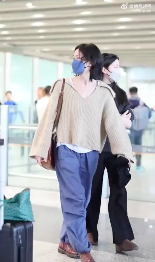 ▲王菲(左)與女兒李嫣罕見同框。(圖/翻攝八醬日常微博)