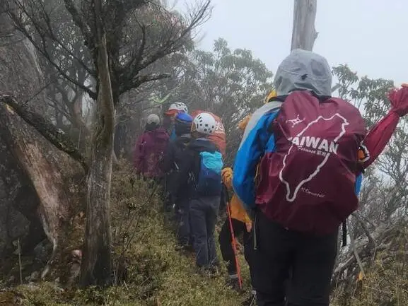 ▲52歲殷姓女山友日前攀登六順山後即脫隊失聯，花蓮縣消防局組成搜救隊上山搜尋多日，1日中午在六順山頂附近一處山坳處發現殷女。（圖／翻攝畫面）