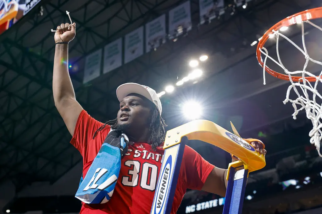 ▲北卡州大「坦克中鋒」DJ Burns Jr.帶隊首闖NCAA錦標賽4強，將強碰「小姚明」周志豪（Zach Edey）領軍的普渡大學。（圖／美聯社／達志影像）