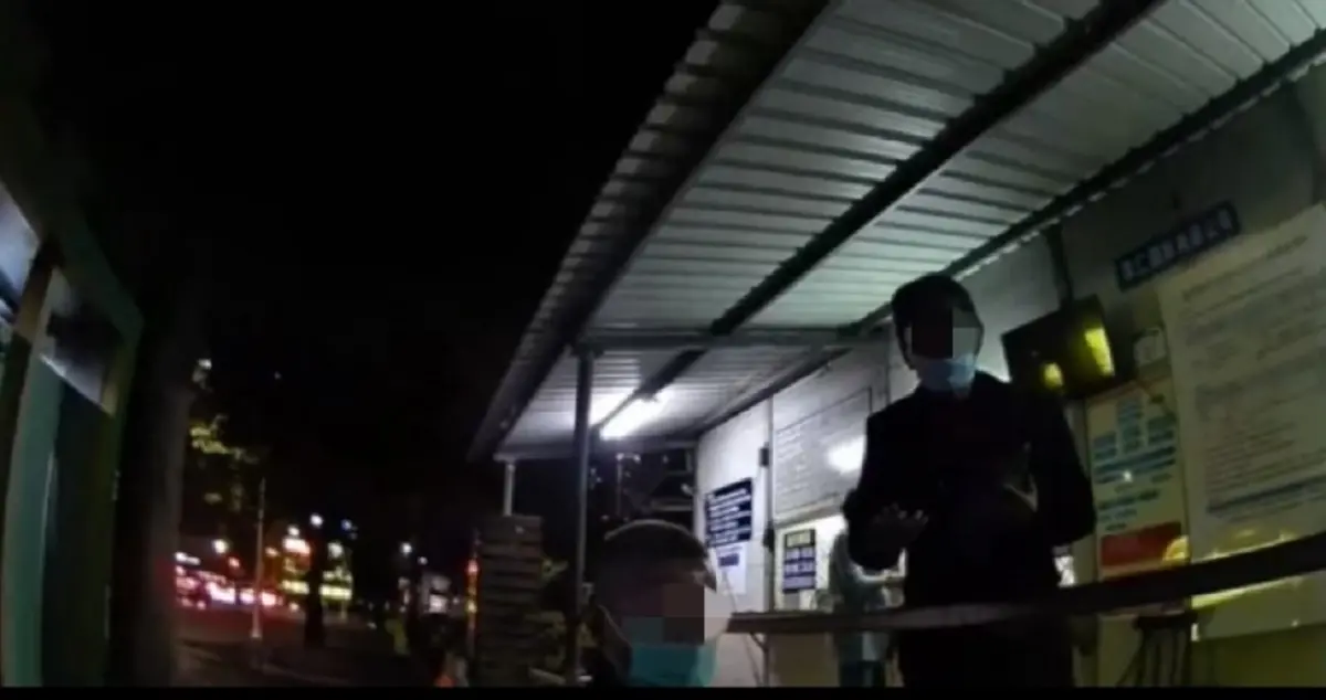 ▲徐男因於八德拖吊場領車遭人插隊故報警求助，員警到場處理並查證徐男身分資料時，發現徐男係偽造文書通緝犯，隨即逮捕將其解送歸案。（圖／記者郭凱杰翻攝）