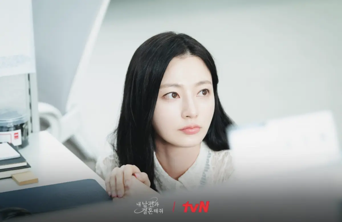 ▲宋昰昀因為《和我老公結婚吧》成名，卻被爆出霸凌學弟、賞對方90分鐘巴掌，但她否認霸凌爆料，受害者將回韓國與她正面對決。（圖／《和我老公結婚吧》官網tvn.cjenm.com）